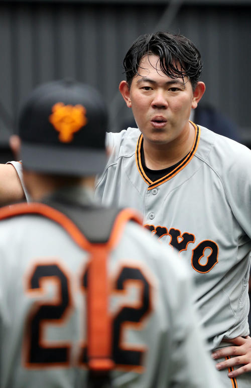 ブルペンで他の選手たちより多く投げ込んだ巨人山口は大量の汗をかく(撮影・垰建太)