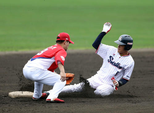 練習試合ヤクルト対KIA 1回裏ヤクルト無死一塁、二盗を決める塩見(右)(撮影・狩俣裕三)