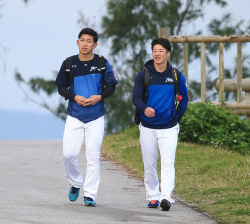 一緒に球場入りする日本ハム吉田輝(右)と柿木(撮影・江口和貴)
