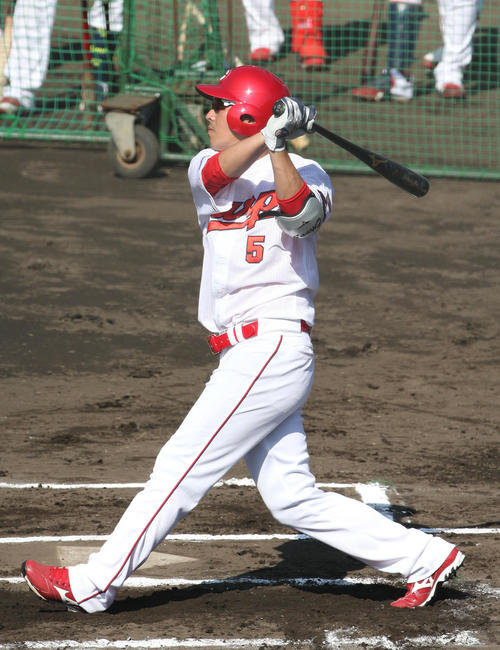 シート打撃で右前打を放つ長野久義(撮影・栗木一考)