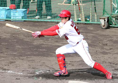 シート打撃で中前に初安打を放つ小園海斗(撮影・栗木一考)