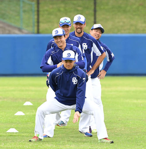 全体のウオーミングアップに合流した中日根尾(手前)(撮影・鈴木みどり)