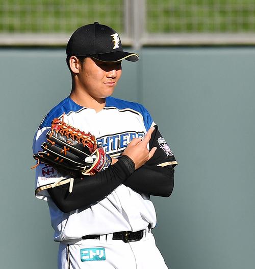 韓国NCとの対外試合の9回、左翼を守る日本ハム清宮はポーズをとる(撮影・菅敏)