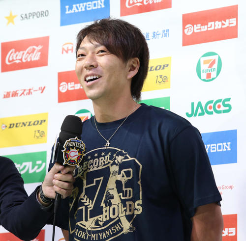 18年6月30日、オリックス戦で通算600試合登板と歴代最多273ホールドを同時達成し、笑顔でインタビューに応じる日本ハム宮西