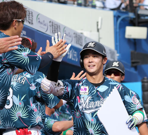 18年7月7日の日本ハム戦　５回裏２死二塁、本塁打を放ちベンチの出迎えを受けるロッテ平沢