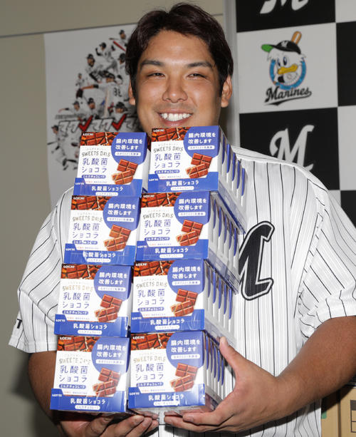 18年9月16日、20本塁打を達成しチョコレートを贈られたロッテ井上