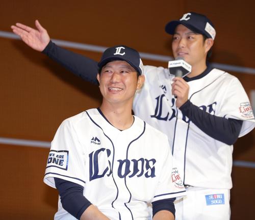 西武高木（右）に西武のいいところを教えてもらう内海（撮影・中島郁夫）