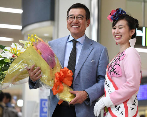 那覇空港で歓迎の花束を手にする巨人原監督(撮影・山崎安昭)