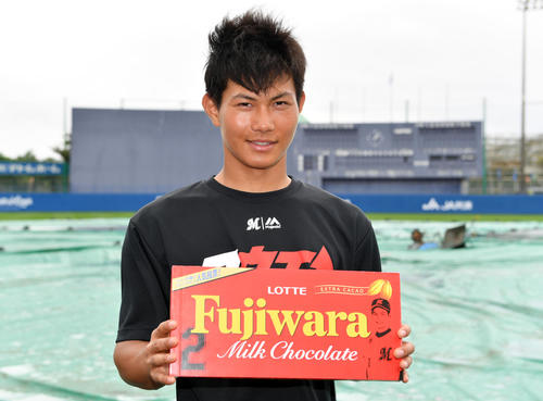 「あなたがチョコを渡したい選手」投票で2位となったロッテ藤原は自身の名前入りのチョコを手にポーズを決める(撮影・滝沢徹郎)