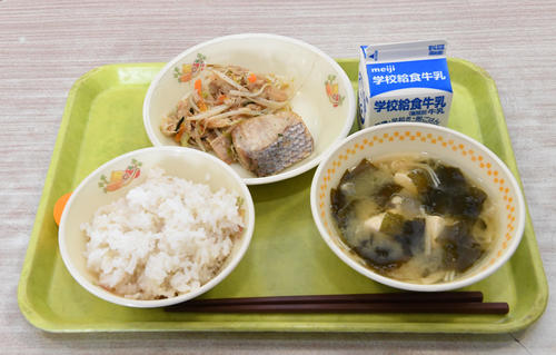根尾が食べた給食(撮影・前岡正明)