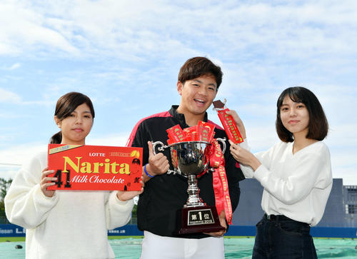 「あなたがチョコを渡したい選手」投票で3連覇を達成しチョコを食べさせてもらうロッテ成田(撮影・滝沢徹郎)