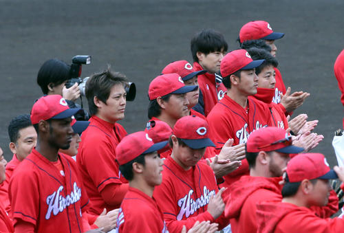 日南でのキャンプを打ち上げ一本締めをする広島長野久義(中央)(撮影・栗木一考)