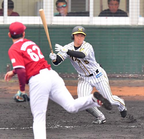 7回裏阪神1死二塁、左中間へ適時三塁打を放つ近本光司（撮影・上田博志）