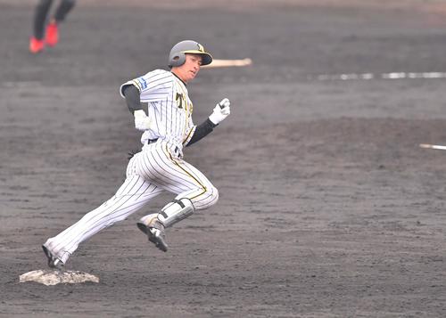 7回裏阪神1死二塁、左中間へ適時三塁打を放ち二塁を回る近本光司（撮影・上田博志）