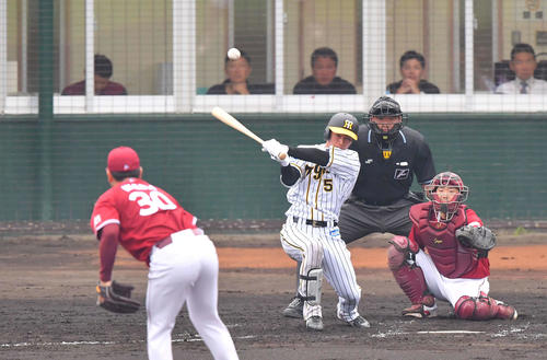 阪神対楽天　3回裏阪神無死、中前安打を放つ近本光司（撮影・上田博志）