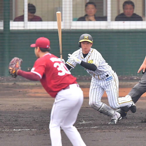阪神対楽天　3回裏阪神無死、中前安打を放つ近本光司（撮影・上田博志）