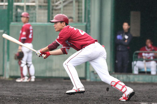 5回表楽天2死二塁、田中和基は中前適時打を放つ（撮影・上山淳一）