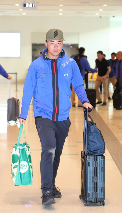 那覇空港に到着した日本ハム清宮（撮影・林敏行）