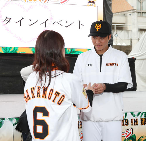 バレンタインデーのイベントで、ファンに「逆チョコ」を手渡す巨人坂本勇（右）（撮影・林敏行）
