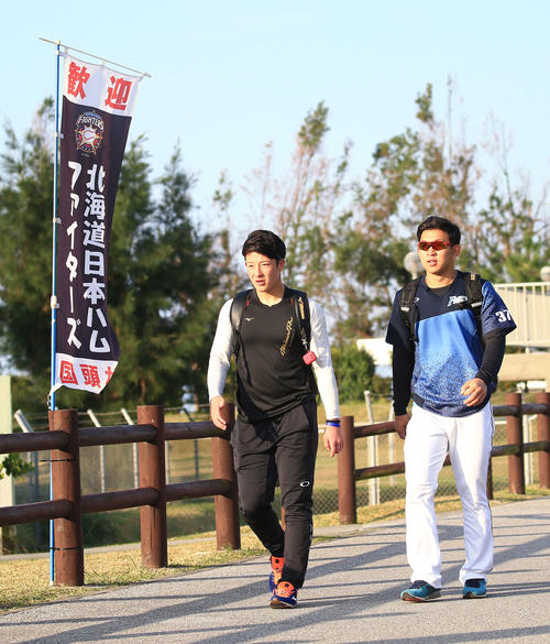 一緒に球場へ向かう日本ハム吉田輝（左）と柿木（撮影・江口和貴）