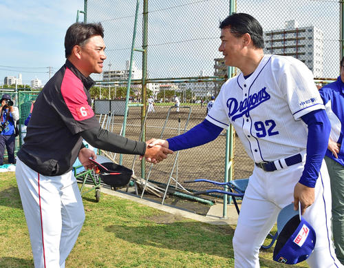 練習試合を前にあいさつを交わす中日与田監督（右）とロッテ井口監督（撮影・清水貴仁）