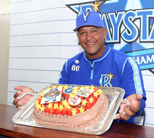 報道陣からプレゼントされたバレンタインチョコレートケーキを前に笑顔を見せるラミレス監督（撮影・狩俣裕三）
