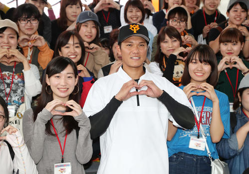 バレンタインデーのイベントで、ファンといっしょにハートマークを作り、記念写真におさまる巨人坂本勇（中央）（撮影・林敏行）