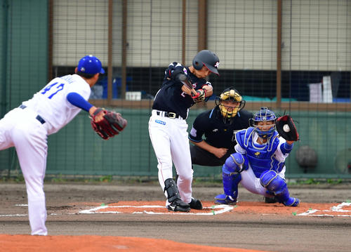 練習試合中日対ロッテ　1回表ロッテ無死、中日笠原の前に空振り三振に倒れる藤原（撮影・清水貴仁）