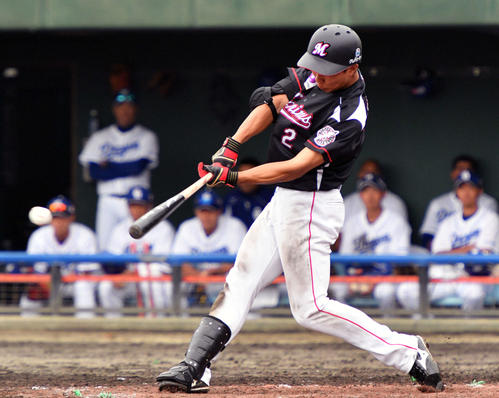 中日対ロッテ　8回表ロッテ2死二塁、藤原は右適時打を放つ（撮影・滝沢徹郎）