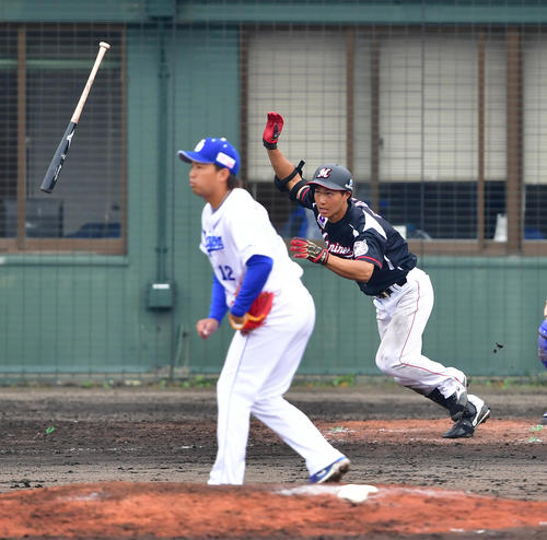 練習試合中日対ロッテ　8回表ロッテ2死二塁、右翼線へ適時二塁打を放つ藤原（撮影・清水貴仁）