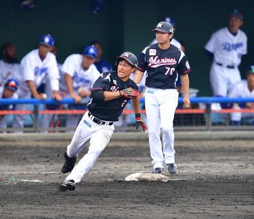練習試合中日対ロッテ　8回表ロッテ2死二塁、右翼線へ適時二塁打を放つ藤原（撮影・清水貴仁）