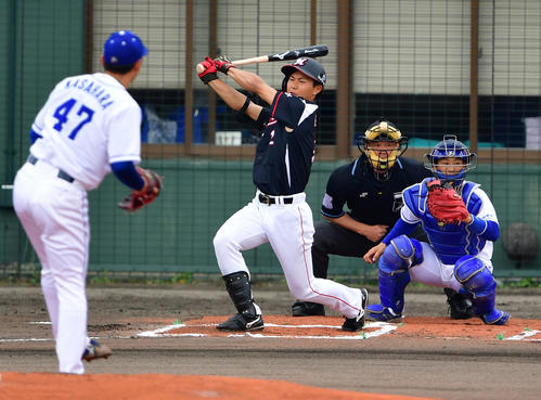 練習試合中日対ロッテ　1回表ロッテ無死、中日笠原の前に空振り三振に倒れる藤原（撮影・清水貴仁）