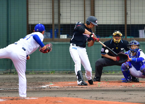 練習試合中日対ロッテ　3回表ロッテ無死、右前打を放つう藤原（撮影・清水貴仁）