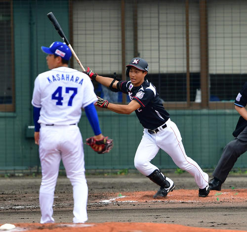 練習試合中日対ロッテ　3回表ロッテ無死、右前打を放つう藤原（撮影・清水貴仁）
