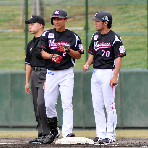 中日対ロッテ　3回表ロッテ無死、右前打を放った藤原（手前左）は笑顔を見せる（撮影・滝沢徹郎）