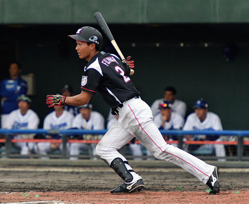 中日対ロッテ　4回表ロッテ2死一、二塁、藤原は中前適時打を放つ（撮影・滝沢徹郎）