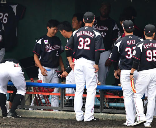 練習試合中日対ロッテ　4回表ロッテ、適時打を放ちベンチで笑顔をみせる藤原（撮影・清水貴仁）