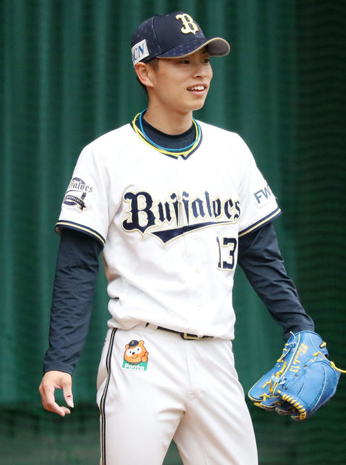 ブルペンで投球練習していた山岡は右手親指を裂傷し出血する(撮影・加藤哉)