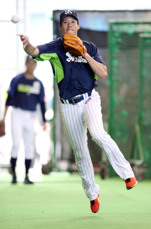 室内練習場での守備練習でジャンピングスローをするヤクルト山田哲人(撮影・狩俣裕三)