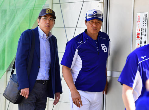 北谷にやって来た石橋貴明(左)と球場内を移動する与田監督(撮影・清水貴仁)