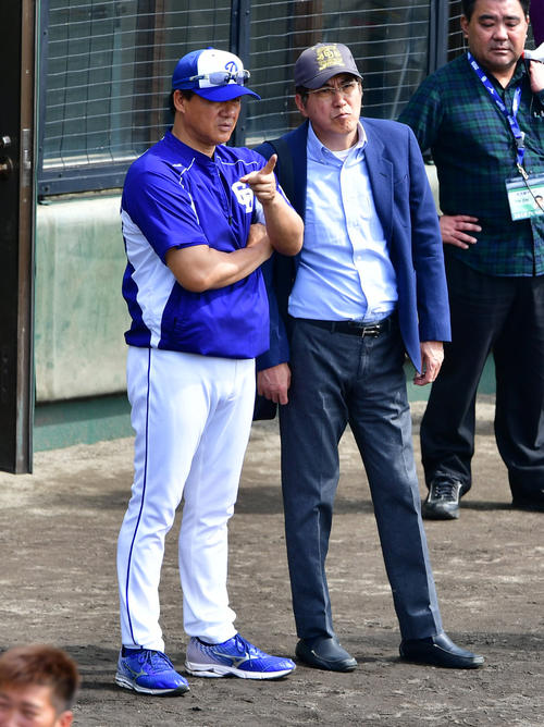 北谷にやって来た石橋貴明(左)と話す与田剛監督(撮影・清水貴仁)
