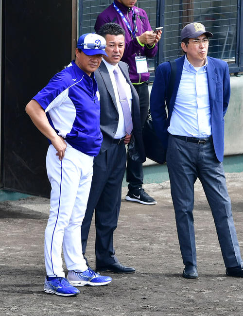 北谷にやって来た谷繁元信氏(中央)、石橋貴明(右)と話す与田監督(撮影・清水貴仁)