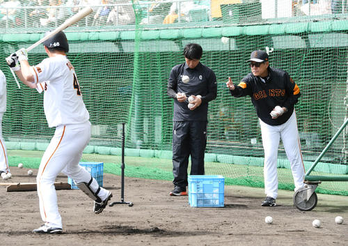 大城(左)にトスを上げる巨人原監督(撮影・山崎安昭)