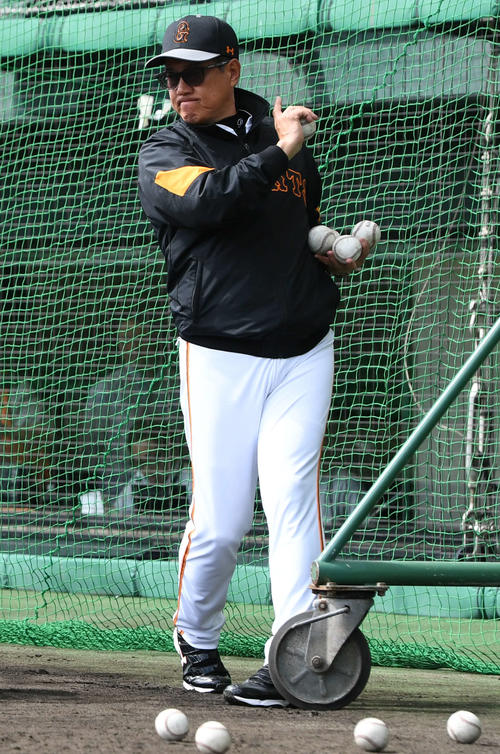 ジェスチャーを交えて指導する巨人原監督(撮影・山崎安昭)