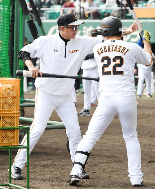 小林(右)に打撃指導する巨人原監督(撮影・山崎安昭)