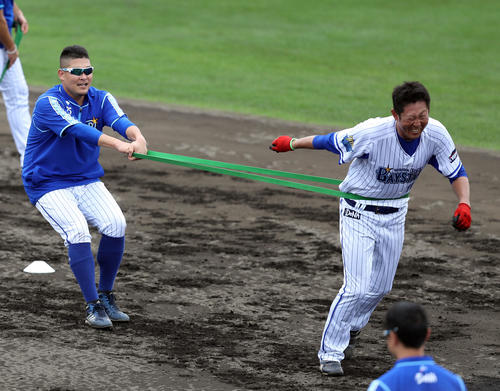 ゴムチューブで吉見チームサポーター(右)を引っ張る筒香(撮影・狩俣裕三)
