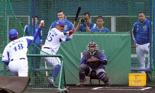 三浦投手コーチが投手となり、フリー打撃を行った筒香(撮影・狩俣裕三)