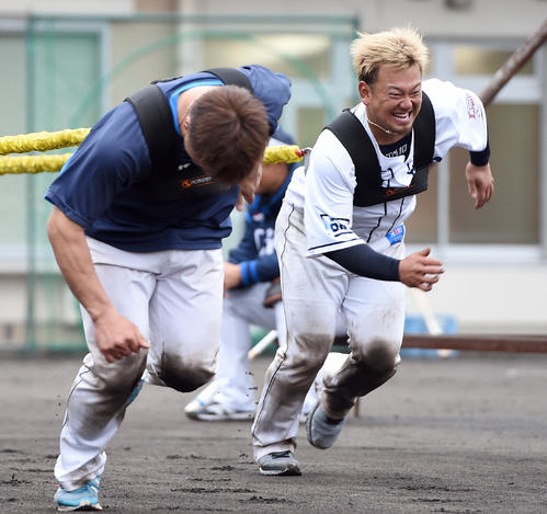 ゴムチューブを使ったトレーニングに笑顔を見せる西武森(撮影・たえ見朱実)