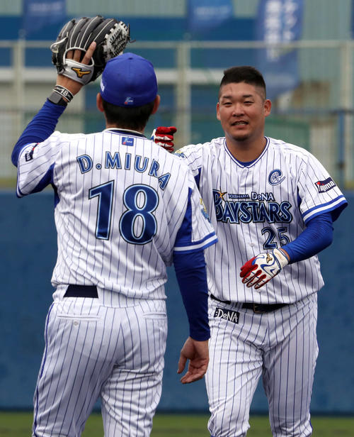 三浦コーチ(手前)とのフリー打撃を終え、笑顔を見せる筒香(撮影・狩俣裕三)