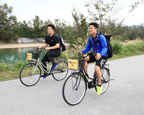 休日に球場で調整し自転車で引き揚げる日本ハム立田(左)と新人の福田(撮影・江口和貴)